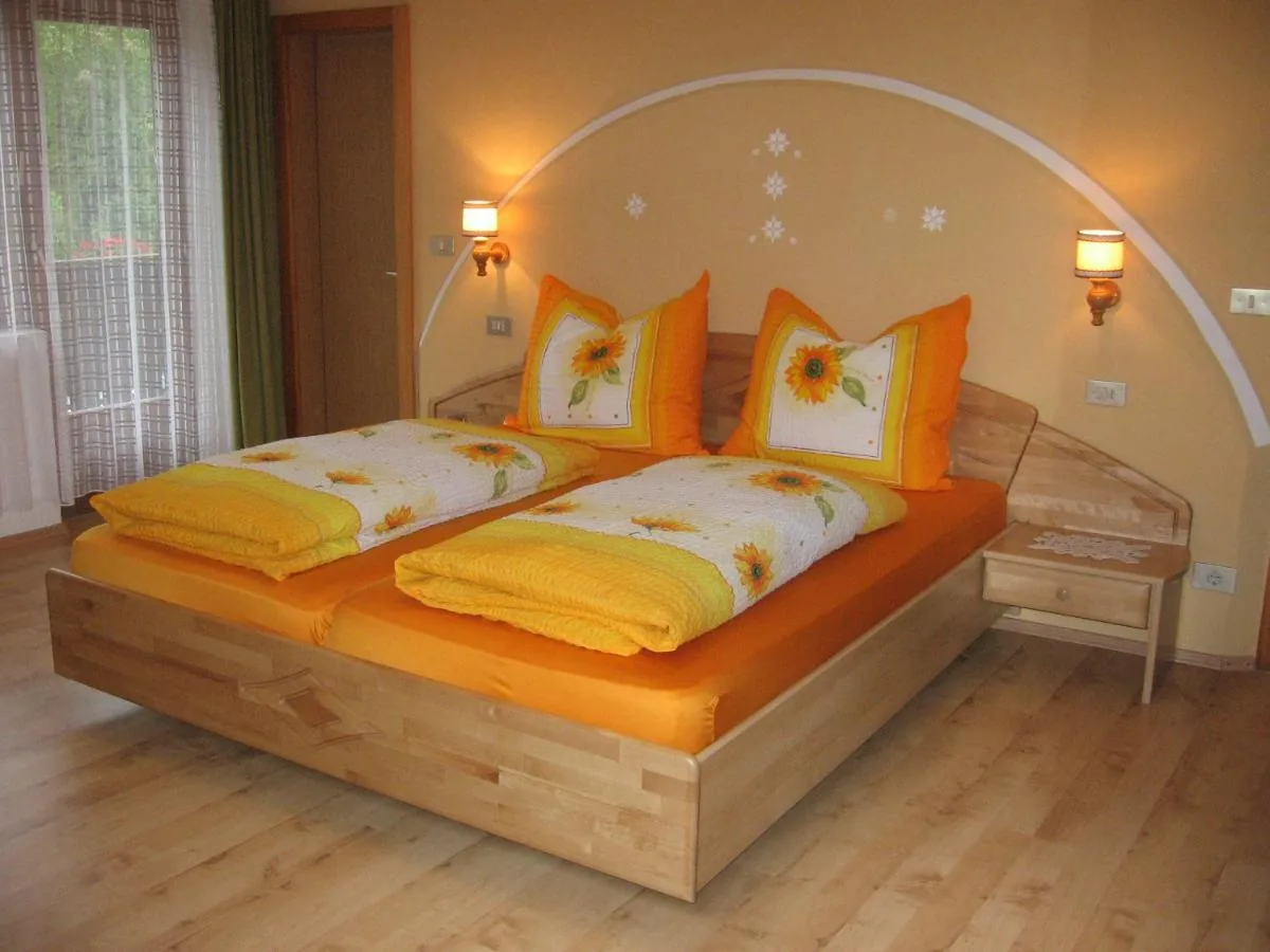 Doppelbettzimmer einer Ferienwohnung im Schlosshof