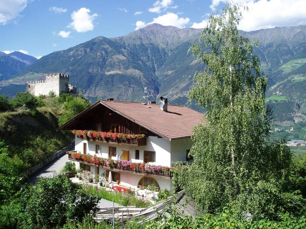 Schlosshof zu Montani mit Burg und Bergpanorama